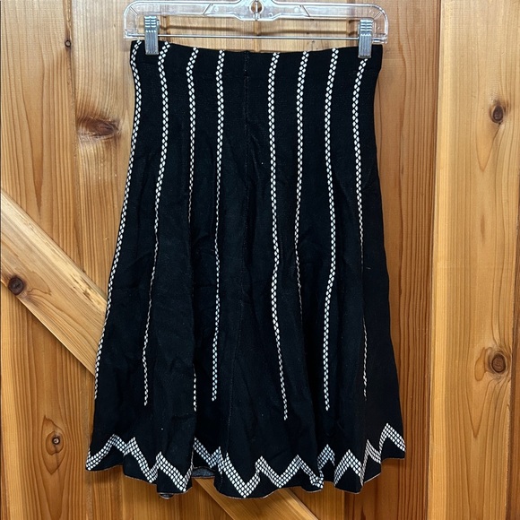 Elegant Black and White Knit Skirt - Picture 5 of 6